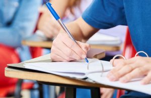 Schüler Macht Sich Notizen valutazione alunni