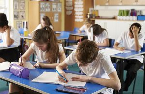 Class Of Primary School Kids Studying In A Classroom riapertura scuole